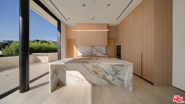 Building Photo - 8765 Hollywood Blvd