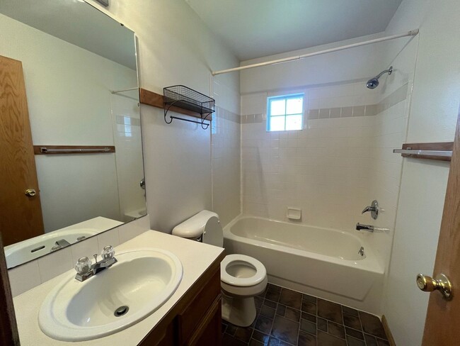 Building Photo - Fantastic Condo with Mountain Views