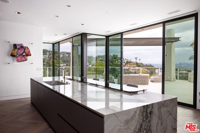 Building Photo - 9405 Sierra Mar Pl