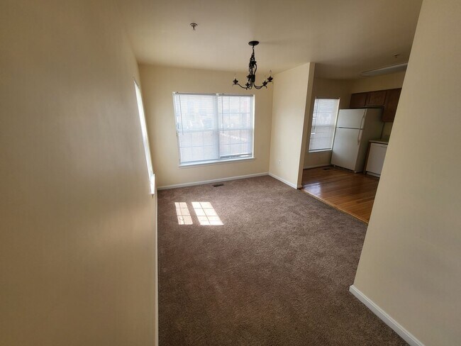 Building Photo - Beautiful modern 3bed/2.5ba townhouse!