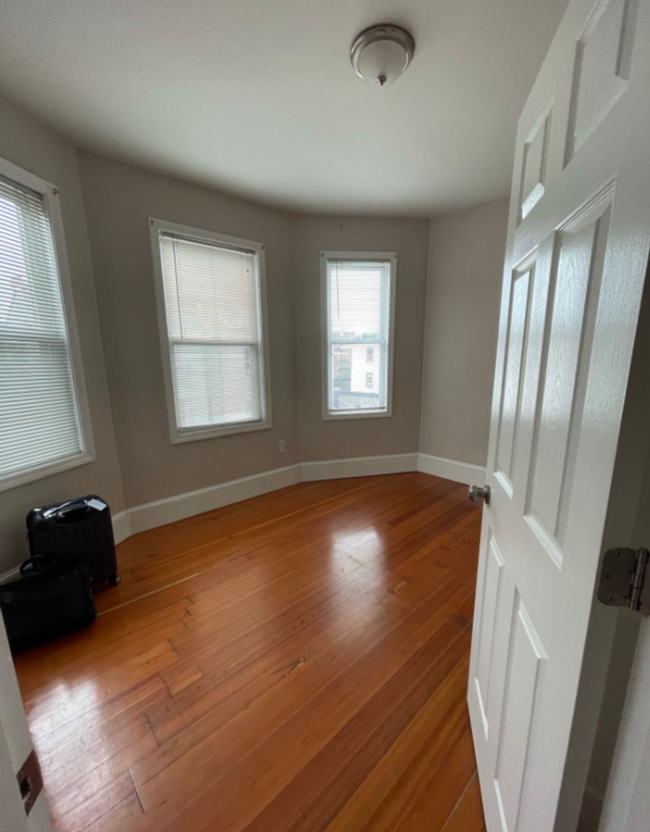 Building Photo - Beautiful 4 Bed Unit Right In East Boston