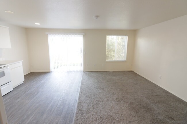 Building Photo - Newly updated Spacious 3 bedroom 2 bath Duplex in Hubbard.