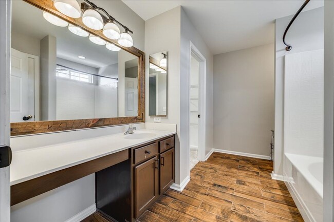 Building Photo - Fabulous 3 bedroom 2.5 bath townhome in Au...