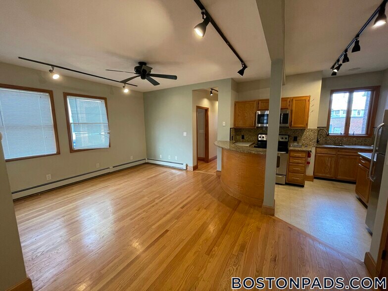 Building Photo - 77 Easton St