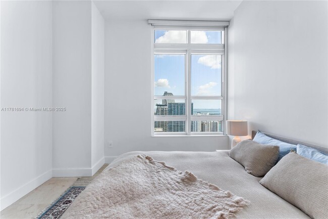 Building Photo - 950 Brickell Bay Dr