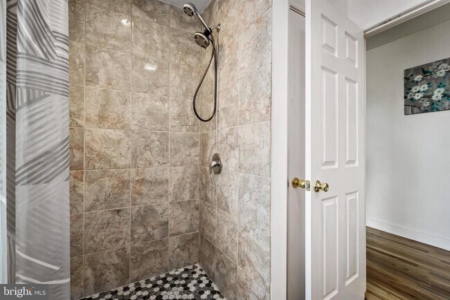 Building Photo - 600 N Linwood Ave