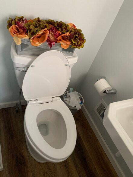 Half bath - 4302 Silsby Rd