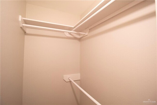 Building Photo - 10 Robin Ave