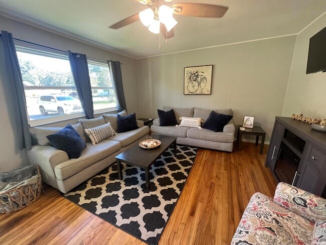 Building Photo - 8429 Daisy Dallas Rd