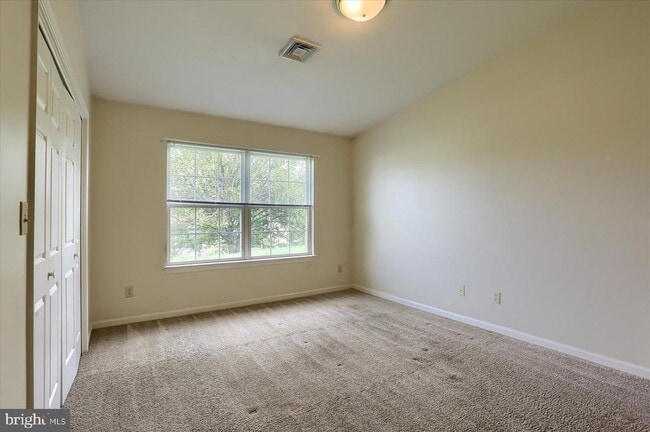 Building Photo - 5 Eastwick Ct