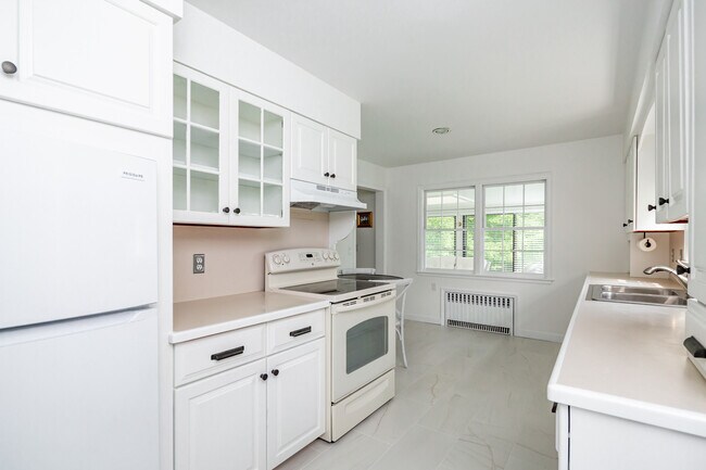 Building Photo - 11 Meadowlark Ln