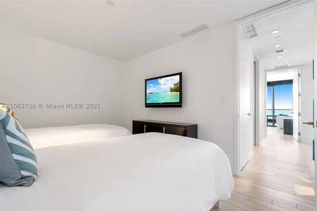 Building Photo - 2201 Collins Ave