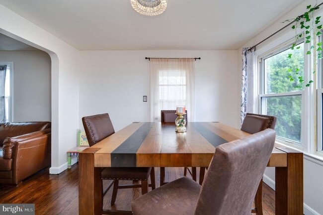 Building Photo - 117 E Broad St