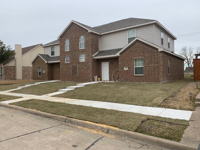 Building Photo - 4 Bed, 2.5 Bath Duplex