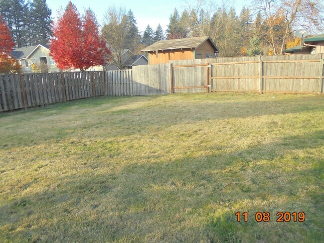 Building Photo - 129 NE Kingwood Dr