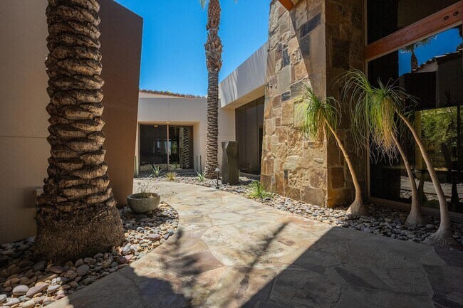 Building Photo - 9 Rockcrest