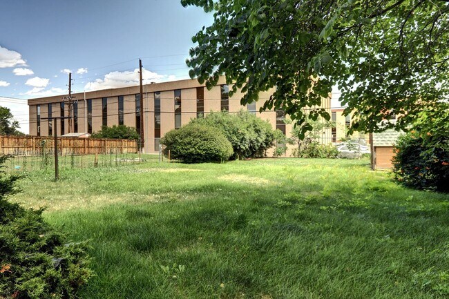 Building Photo - Lakewood! Walk to Belmar Town Center 3 bed...