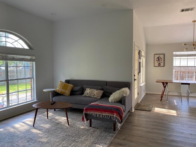 Building Photo - 2623 Goldfinch Dr