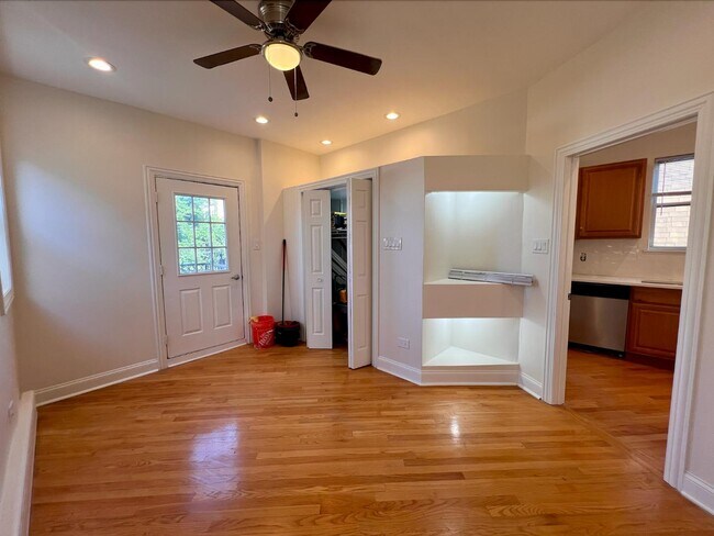Building Photo - 2449 N Maplewood Ave