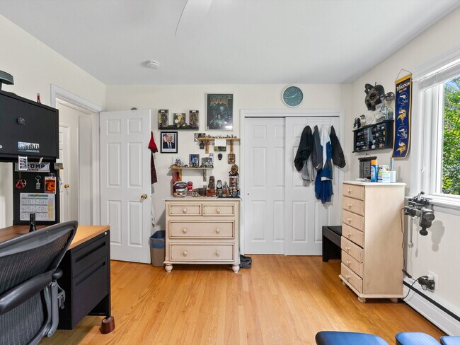 Building Photo - "Stunning 4-Bed Oasis with Granite Eleganc...
