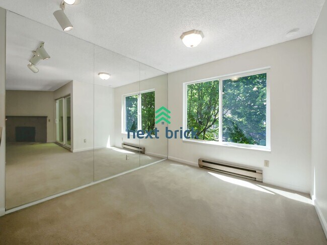 Building Photo - 2 Bed and 1 Bath Renton Condo is Available...