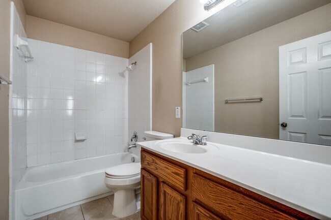 Building Photo - 4 Bedroom/2.5 Bath Wildhorse Subdivision