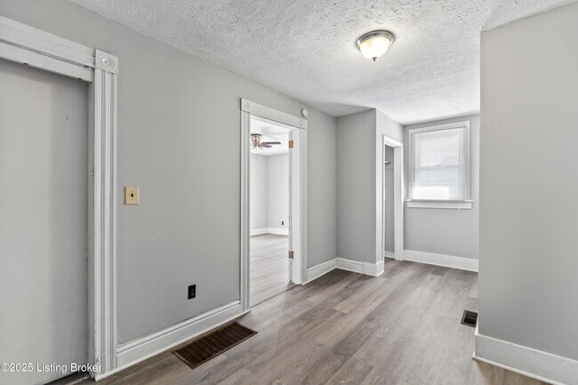 Building Photo - 2733 Dumesnil St