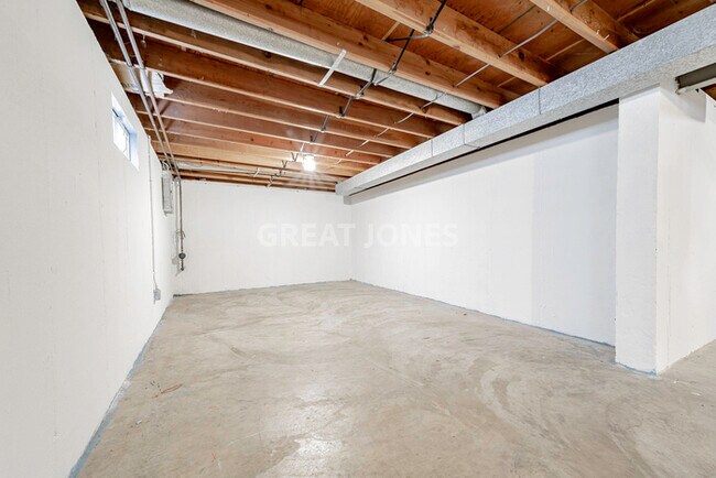 Building Photo - Charming