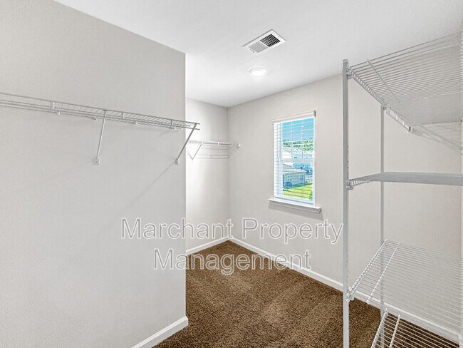 Building Photo - 106 Green Oak Dr