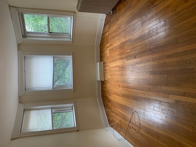 Building Photo - 352 Riverway