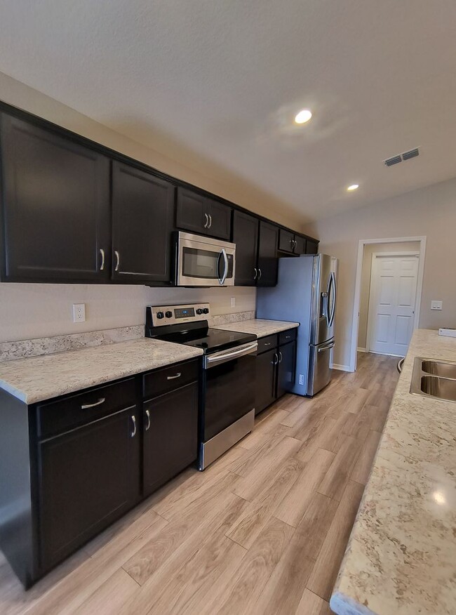 Building Photo - SOLAR ENGERY HOME!!! 4 BEDROOM 2 BATHROOM IN AUBURNDALE.