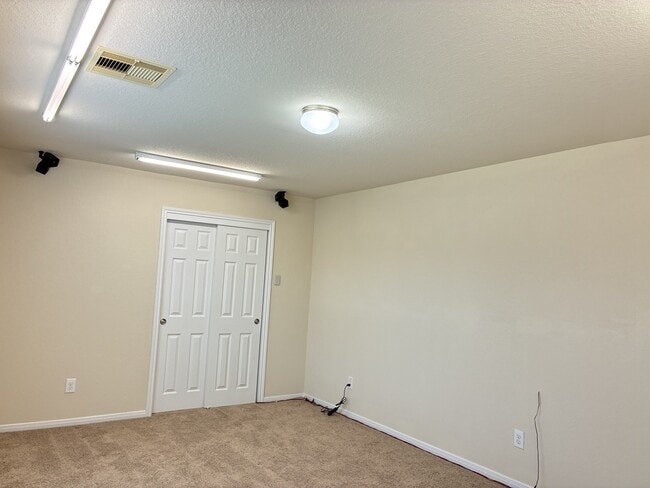 Building Photo - 2588 Hallmark Oak St