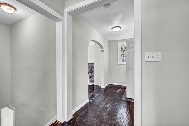 Building Photo - Charming 4BR Downtown Savannah Home with M...