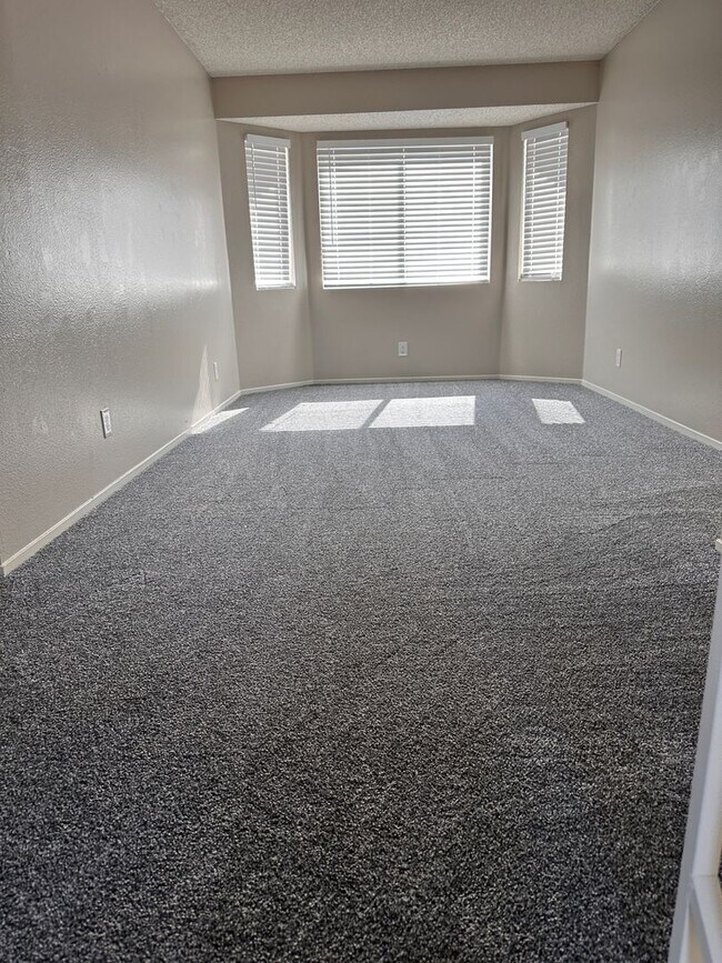 Building Photo - 126 Elegante Way