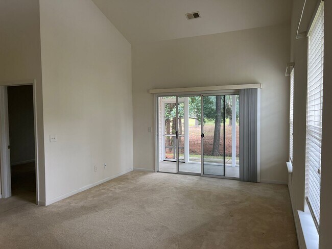 Building Photo - Gorgeous 3 Bedroom townhome in Carolina Fo...