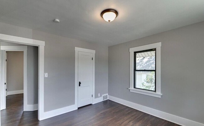 Building Photo - Beautiful & Spacious 3 Bedroom, 2 Bathroom Home in South Omaha – 1,872 Sq Ft