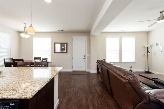 Building Photo - Beautiful 3 Bed 2.5 Bath in Copper River