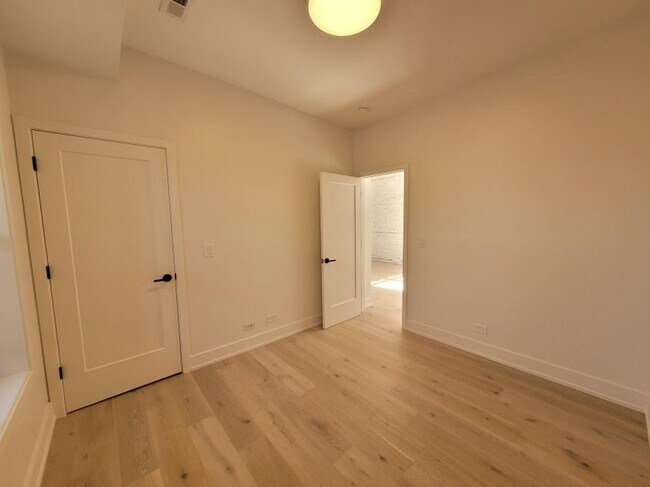 Building Photo - 2 bedroom in Chicago IL 60660