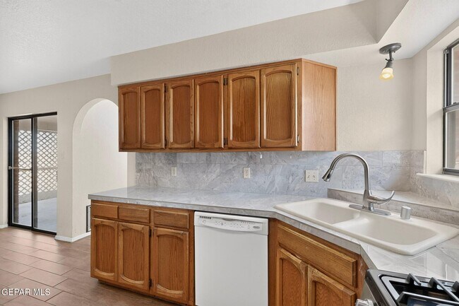Building Photo - 7419 Mission Viejo Dr
