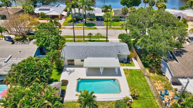 Building Photo - 832 SW 10th Ave