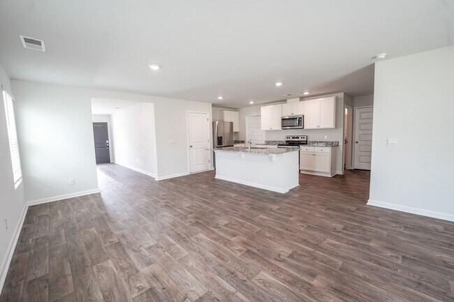 Building Photo - AVAILABLE NOW!