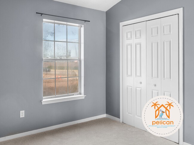 Building Photo - Bright townhome in the heart of Pensacola