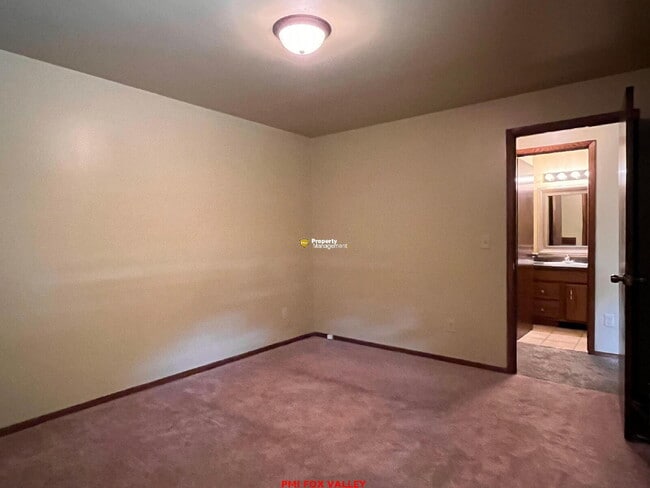 Building Photo - 2 Bedroom 1 Bath Duplex