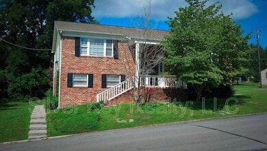 Building Photo - 202 Clay St