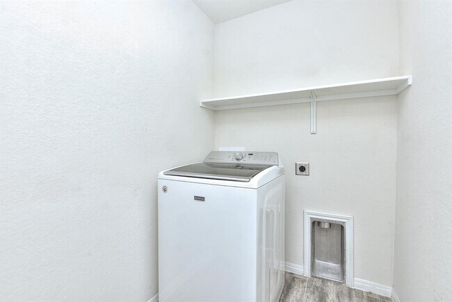 Building Photo - 220 Comal Ln