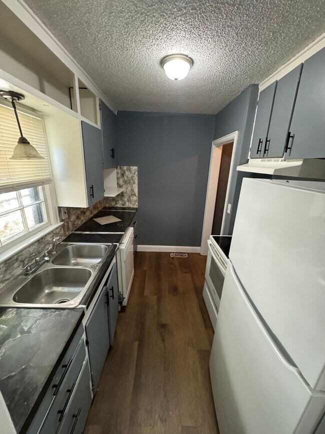 1350 4 bedroom/ 2 bathroom Single Fam... 1239 S Kansas Ave