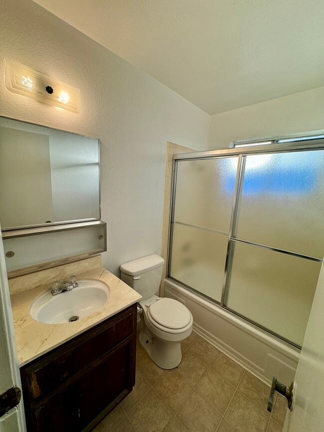 Building Photo - Charming & Cozy Duplex ? 2 Bedroom, 1 Bathroom for Rent!