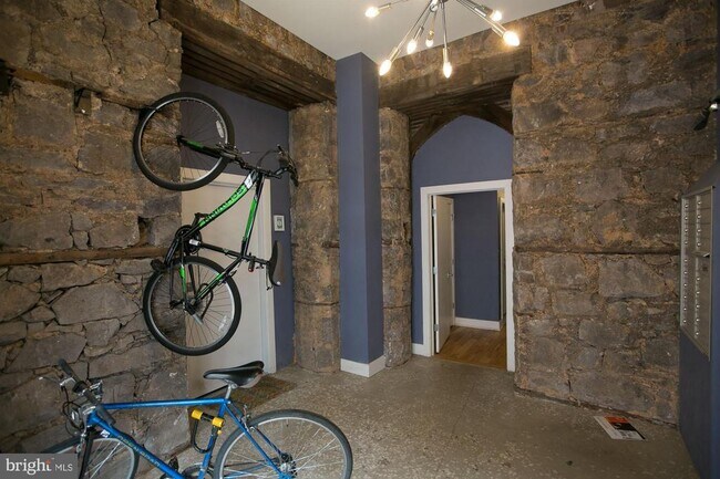 Building Photo - 2701 W Girard Ave