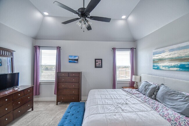 Building Photo - Spacious 5-Bedroom Home with 3 Full Baths ...