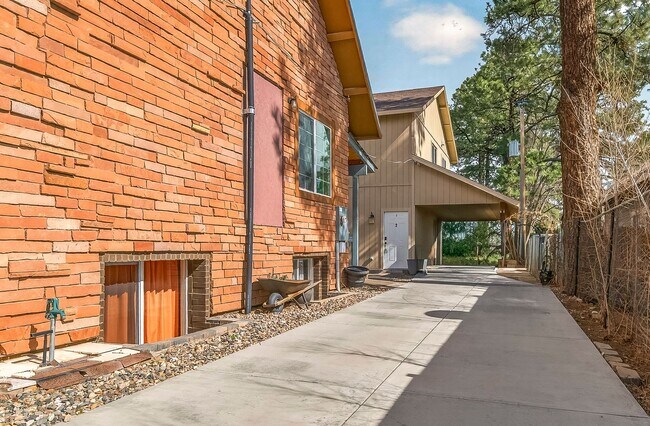 Building Photo - 4 Bedroom Flagstaff Rental